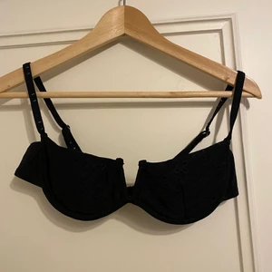 Bikinitopp  - Säljer denna bikinitopp i strl M från Shein. Helt oanvänd endast provad. Väldigt fin men tyvärr kunde jag inte ha den pga fel storlek. 