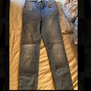 Jeans från en galleria i Portugal - Sparsamt använda ljusa jeans med fake fickor framtill.