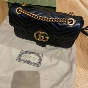 Gucci väska  - Gucci axelremsväska, ej använd och äkta såklart vill ni ha fler bilder är det bara att skriva priset går att diskutera.