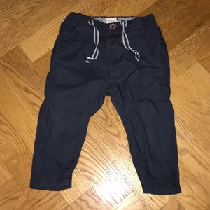 Newbie byxor - Passar som 74, lite slitet längst ner på byxbenen