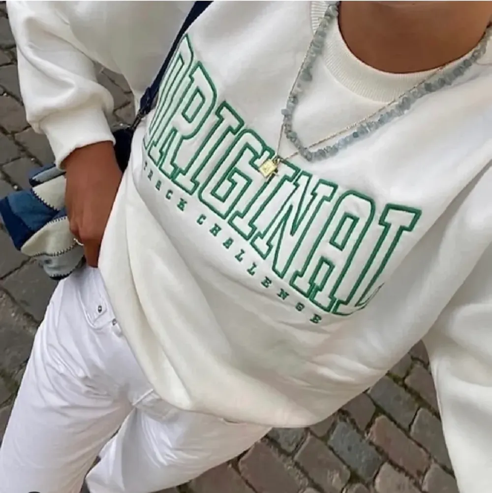 En super fin vit sweatshirt med grön text från ginatricot. Är i Xs men är oversized i modellen så passar nog en S och kanske M också. Köpte i sommras och är använd bara ett fåtal gånger så är i mycket bra skick!💕 Orginalpris: 250kr . Tröjor & Koftor.