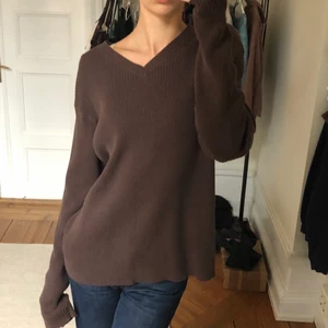 Brun tröja  - Asnajs tjock brun tröja. Skitlånga ärmar. Oversized fit. Mkt fint skick. ❗️OBS❗️SISTA bilden visar INTE färgen. Kolla på de två första för att se den riktiga färgen.