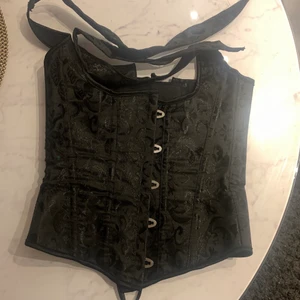 Svart korsett  - Svart korsett köpt second hand, bra skick. Skriv för mer bilder