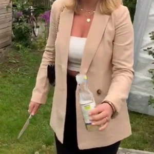 Kavaj/blazer från hm - Blazer från hm i storlek 34. Den är ljus beige/ brun. Ordinarie pris var 500kr men jag säljer för 300! Den är köpt för 1 år sedan och är knappt använd förutom få tal gånger. Väldigt bra skick! 