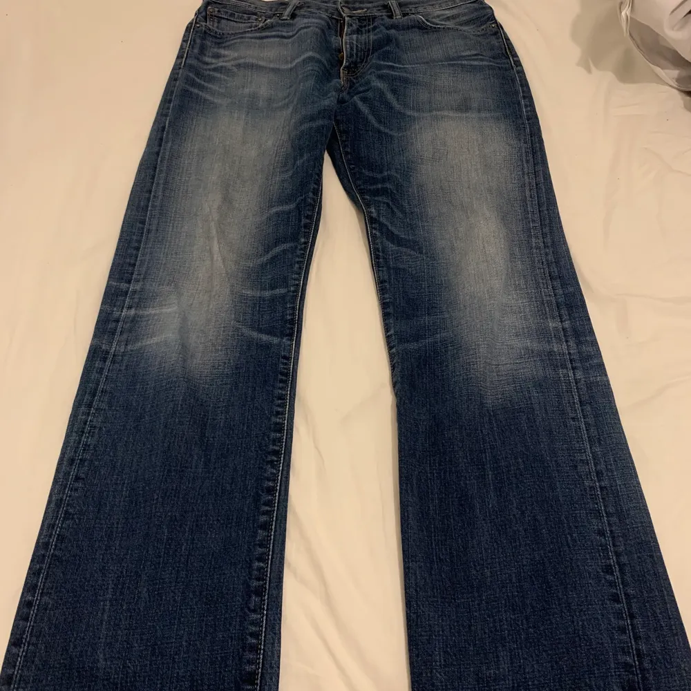 Så sköna och snygga lågmidjade levis jeans, blivit lite stora på mig så hoppas de kan användas mer av någonstans🙏🏼😫😘varit mina favvobyxor så länge. Jeans & Byxor.