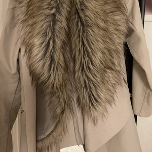 Pälskappa - Fuskpäls, mocca material i jackan