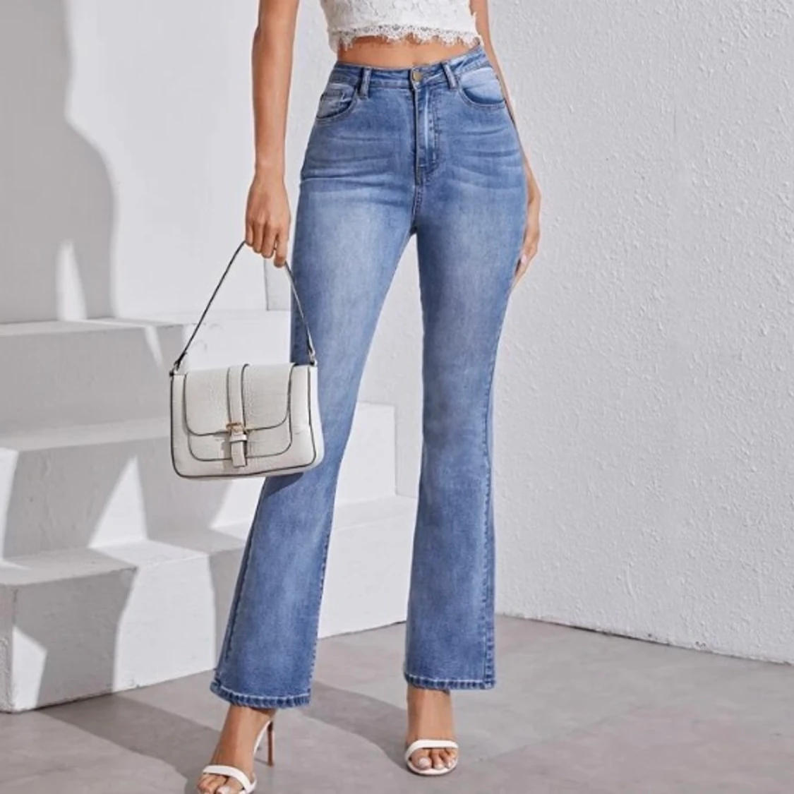 ljusblåa utsvängda jeans  - 91