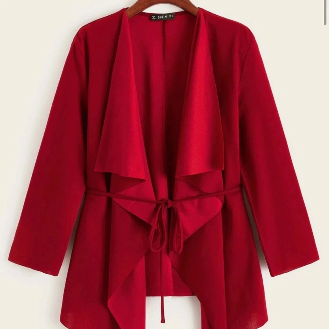 Röd kofta passar  kanske till julmiddag 