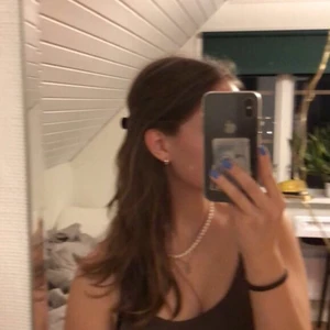 2 st små, hårklämmor - Ny inköpta klämmor i bra skick, en marmor-vit med guld detaljer och en svart med guld detaljer. 🥰 Båda två för 50 kr😚