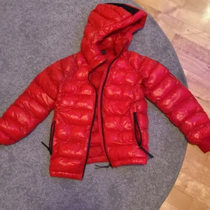 Jacka  - Säljer denna extremt snygga jacka från peak performance pga fel storlek. Liten i storlek och något kort i armarna. Men väldigt fint skick annars. Köparen står för fraktkostnad🤍💗 Buda här eller köp direkt för 600🤍