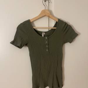 En fin grön tröja som passar en xs men även en medium beror lite på hur man vill att den sitter.kan levereras men köparen står för frakt.