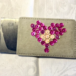 Glittrigt paljettfodral t kort 8,5x5,3cm - Humörhöjande paljettfodral till kort i strl 8,5 x 5,3 cm; betalkort, Accesskort etc. Handgjord i nubuck-imitation, finns bara detta ex. Betalning med Swish.