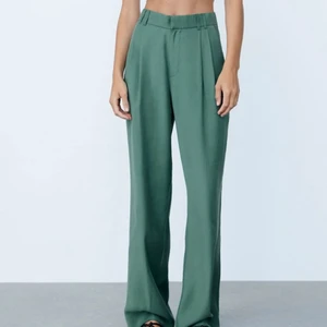 Gröna byxor - ”Flaskgröna” byxor från ZARA köpta i somras men lite för långa på mig tyvärr så i princip i nyskick. Nypris 359 kr. Material: 71% Lyocell 29% Polyester. Frakt tillkommer.