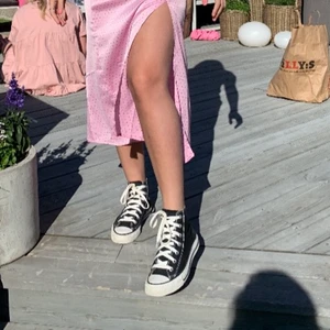Converse  - Ett par skitsnygga och perfekta svarta Chuck Taylor All Star Converse i Storlek 37. Säljer de pga att jag använder de alldeles för lite!! De är i väldigt bra skick. Nypris var 749:- men säljer dessa för 200:-. Frakt tillkommer om de behöver skickas (66kr spårbart)🥰🖤⚡️