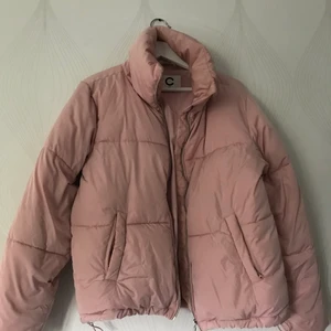 Mysig rosa jacka  - Använd 1 vinter, varm & skön. Dunet har flyttat sig lite men gör fortfarande sin grej. Oversize fit
