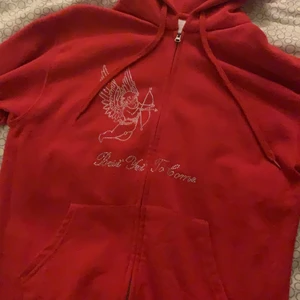 Best yet to come(röd) - Hej! Säljer nu min röda zip hoddie,då den inte kommer till användning,även slutsåld på hemsidan och har bara används en gång.Den är i nyskick och väldigt fresh passar med det mesta.✨