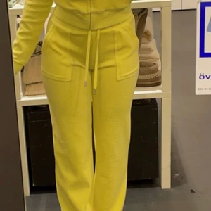 juicy couture - juicy couture set. Prislappen kvar. Inte riktigt min färg därför säljer jag. Köpt 2200. Säljer för 900 både byxa och tröja 