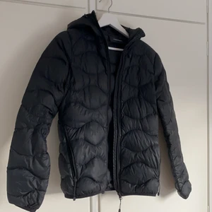 Peak performance  - Svart peakjacka i storlek S. Lite smuts på armen, därav priset, annars inga defekter.