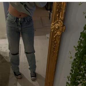 (Två första bilderna är lånade) Jättefina och populära helt oanvända jeans från Gina tricot i storlek 38. Säljer då jag råka klicka hem en för stor storlek o hann inte skicka tillbaka. Nypris 599kr💞