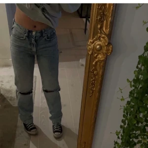 Gina Tricot  - (Två första bilderna är lånade) Jättefina och populära helt oanvända jeans från Gina tricot i storlek 38. Säljer då jag råka klicka hem en för stor storlek o hann inte skicka tillbaka. Nypris 599kr💞