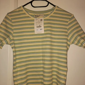 Helt ny randig tröja - Aldrig använd pris lappen sitter fortfarande kvar storlek L men passat S och XS, den är väldigt stretching 