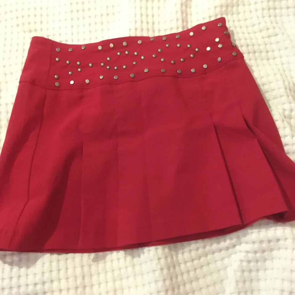 Röd kjol från KappAhls Girlsgirls kollektion i strl 146 men passar gott och väl någon som har xs/s/164. Coola metalldetaljer på framsidans midjedel.. Kjolar.