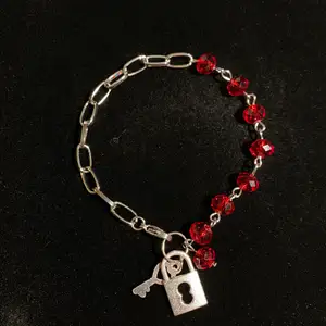 Armband i rostfritt stål med facetterade röda pärlor samt nyckel och lås berlocker🔐❤️ Fri frakt✨
