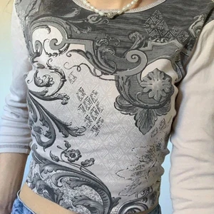 Emmiol - Y2k topp i träningsmaterial. Bilder på finns