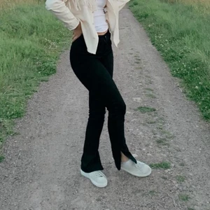 Zara  - Säljer dessa fina svarta jeans, med en slits på sidan på benen. Storlek 38. Beställde 2 så har ett par helt oanvända. Skriv för mer bilder! 