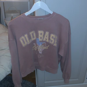 Pull and Bear sweatshirt, rosa  - En jättefin sweatshirt från pull and bear som inte används längre tyvärr i färg smutsrosa. Köparen står för frakten💕