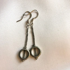 Handgjorda örhängen i metall - Handgjorda örhängen i metall. Aldrig använda.