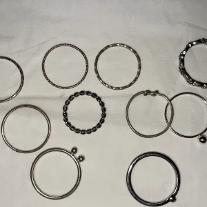 Ringar - Väldigt fina, minimalt använda ringar i storlek s-L. En för 5kr och alla för 50kr (+frakt)💕