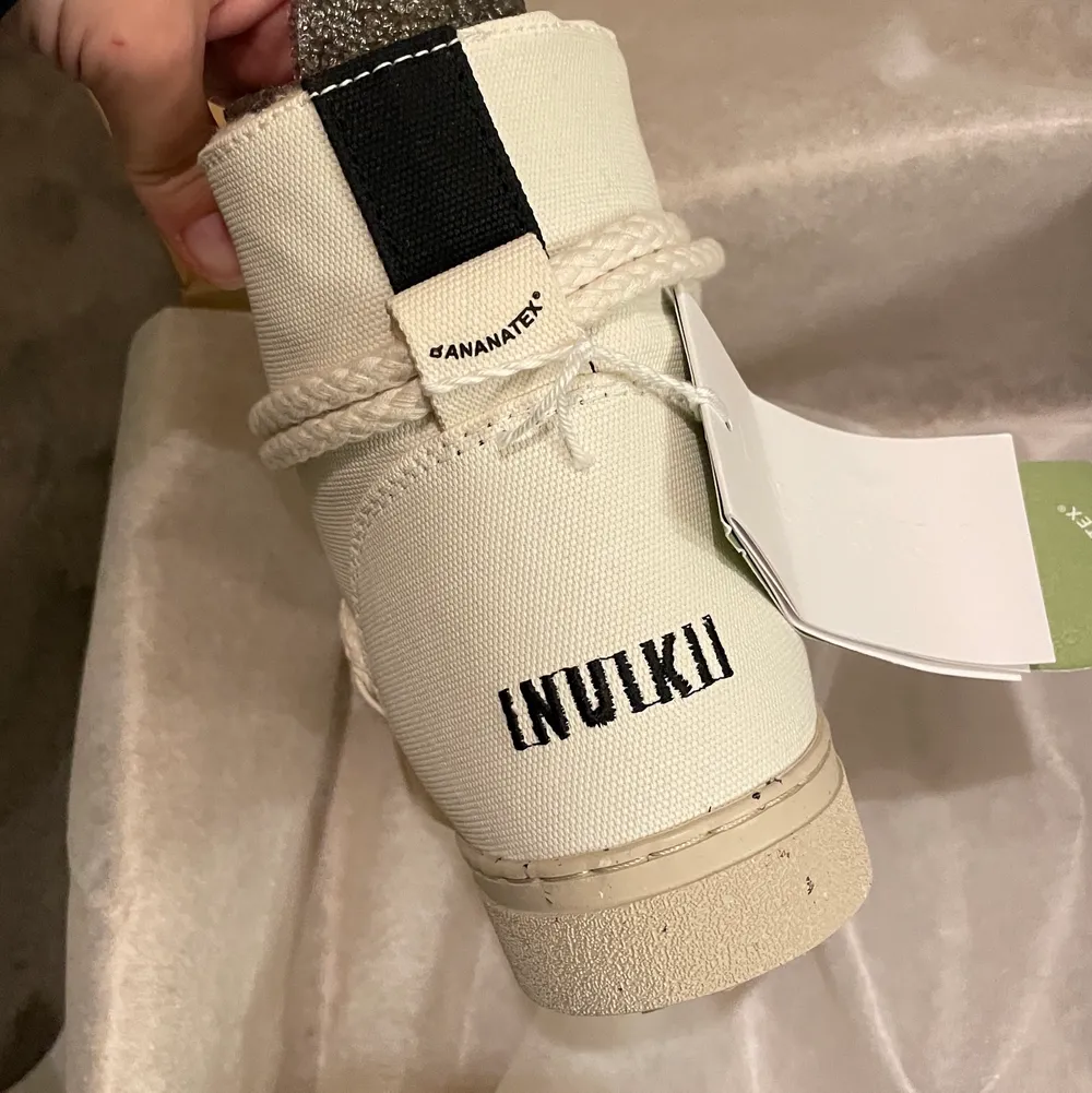 Helt nya Inuikii skor som tyvärr va för små för mig. Köparen står för frakten. Nypris 2599kr pris kan diskuteras.. Skor.