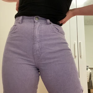 Lila violett Manchester byxor mom jeans - Ett par superfina lila/violetta manchesterbyxor i mom-jeans modell. Använda endast 1 gång. Köpt på The Salty Dog för 600 kr. En riktigt fin färgklick i garderoben! ✝️