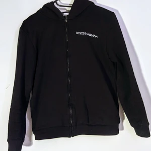 Dolce & Gabbana Tröja - En äkta Dolce Gabbana tröja med möjlighet att verifiera äkthet via lappen på tröjans insida. Knappt använd och i mycket bra skick.