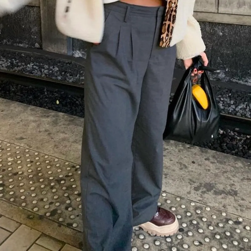 ‼️Endast intressekoll då jag är osäker på om jag vill sälja‼️ (de först två bilderna är lånade) Skit snygga grå kostym byxor från pull&bear i storlek M, Däremot är dom klippta längst ner då de var alldeles för långa för mig som är 170 cm. . Farkut & Housut.