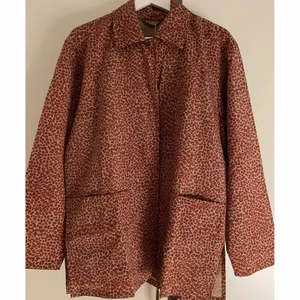 Vintage Bottega Veneta jacka - Riktigt läcker jacka/vattentät trench från Bottega Veneta, köpt på Vestiaire Collective men har tyvärr aldrig kommit till användning. Storlek small, beige i botten med rosa/rött leopardmönster. 