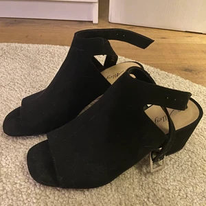 Skor - Svarta skor med en liten klack storlek 36! Endast använda en gång säljer då dem är för små för mig men så fina☺️💕