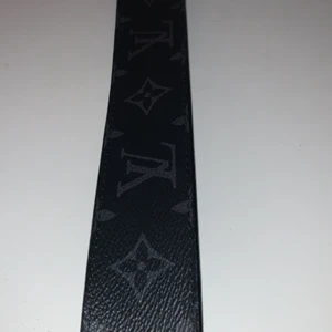 Louis Vuitton bälte - Louis Vuitton bälte, skick 8.5 av 10. Säljer för att köpa Jordans istället. Använder inte bälten längre. Nypris 4200kr. Priset kan diskuteras, man kan antingen swisha eller möta upp vid Göteborg
