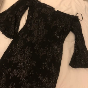 Svart jätte fin klänning storlek S - Använd en gång till en fest. Passar S - M. 