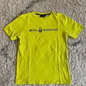 En Sail Racing t-shirt i väldigt bra skick. Inga fel på den. Storlek 160. Skriv för frågor eller annat :)