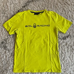Sail Racing t-shirt - En Sail Racing t-shirt i väldigt bra skick. Inga fel på den. Storlek 160. Skriv för frågor eller annat :)