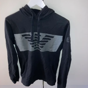 Armani Hoodie  - Jättebra 8/10 skick, regular fitt. 