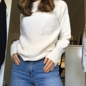 Vit stickad tröja - Supersnygg vit stickad tröja💗💗🥰  den är ribbad, har en låg polokrage och är i storlek xs❤️