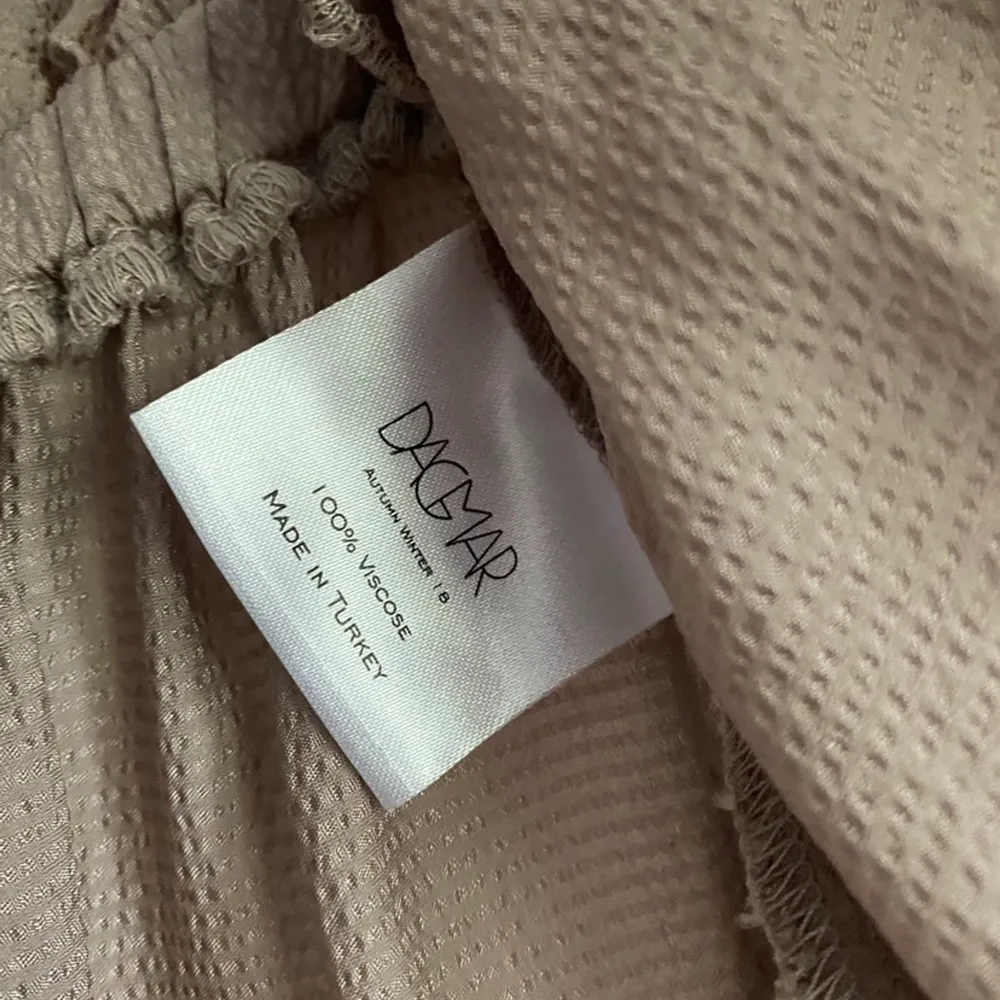 Dagmar Jojo wrap blouse Storlek 36 Material: 100% polyester Använd fåtal gånger, fint skick 466kr inkl frakt . Puserot.