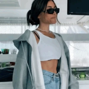 Grå Brandy melville hoodie - (Andra bilden är lånad) Säljer denna gråa oversize zip hoodie från brandy (”christy hoodie”) för endast 290kr (nypris 42€) Använd några gånger men i fint skick🥰 