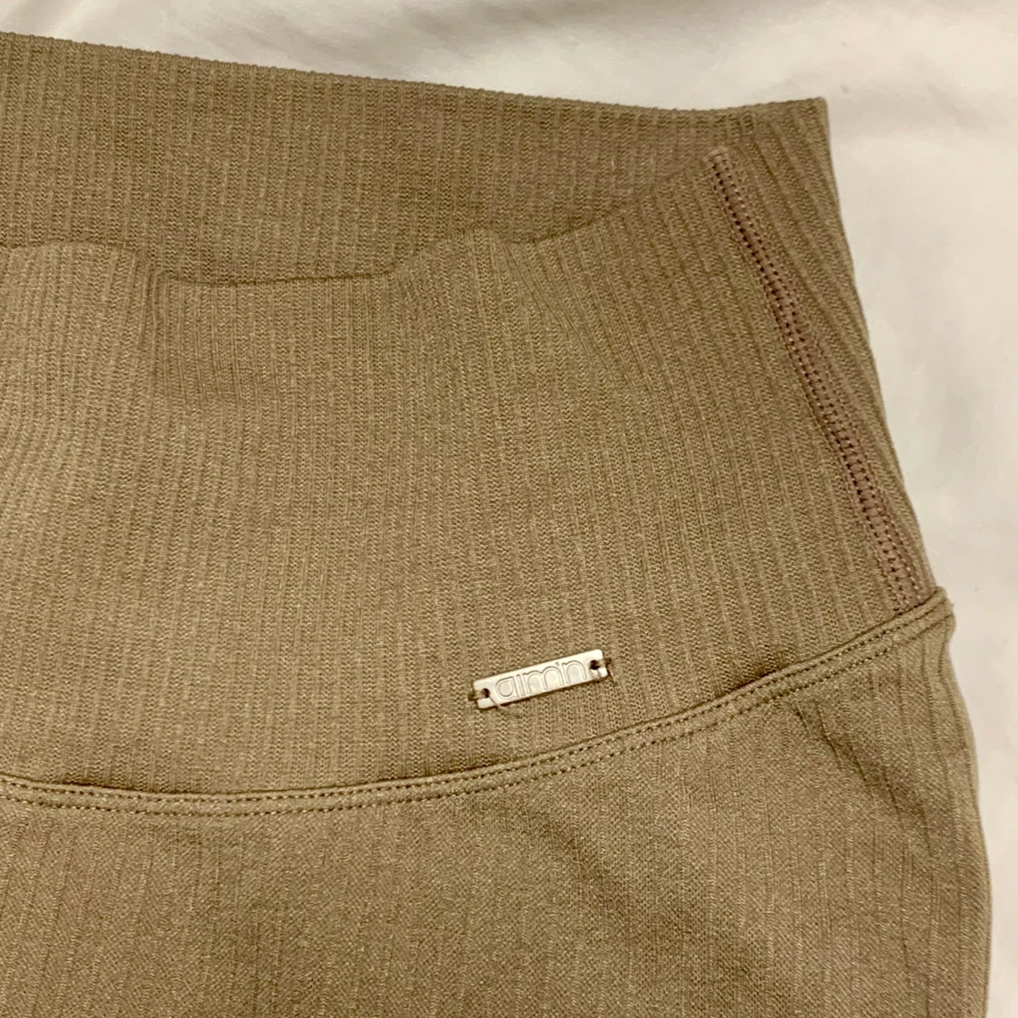 Beiga träningsbyxor- aimn strl M - 91