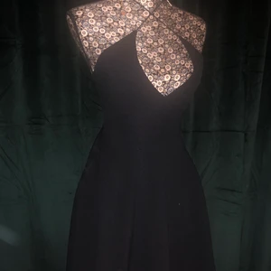 Nly trend klänning - Helt oanvänd klänning jag fått i present (strapsen behöver inte vara korsade man kan ha det på olika sätt) köparen står alltid för frakten, köp direkt för 200kr+frakt