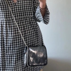 Glittrig väska ⚡️⚡️ - Intressekoll på mon sjukt snygga väska i jätte bra skick! 🌟 kontakta mig vid frågor 💞 frakten tillkommer 💕 (pris kan diskuteras) lägg bud där frakten inte är inräknad i priset! Så frakten tillkommer på priset du budar!