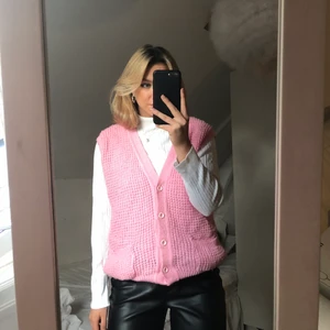 Rosa stickad secondhand väst  - Rosa väst som jag köpt på second hand, tyvärr står inget märke på den då den saknar lapp.